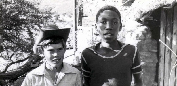 Na fotografia de arquivo, GG Alcock (esq.), sul-africano branco que cresceu entre negros durante o "apartheid" - Efe/Arquivo