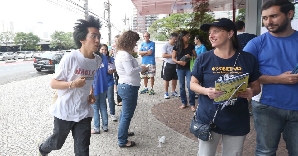 23.nov.2014 - Candidato corre para não perder a prova da primeira fase do vestibular 2015 da Unicamp (Universidade Estadual de Campinas) em local de prova na capital paulista. O exame terá 90 questões de múltipla escolha e será realizado das 13h às 18h
