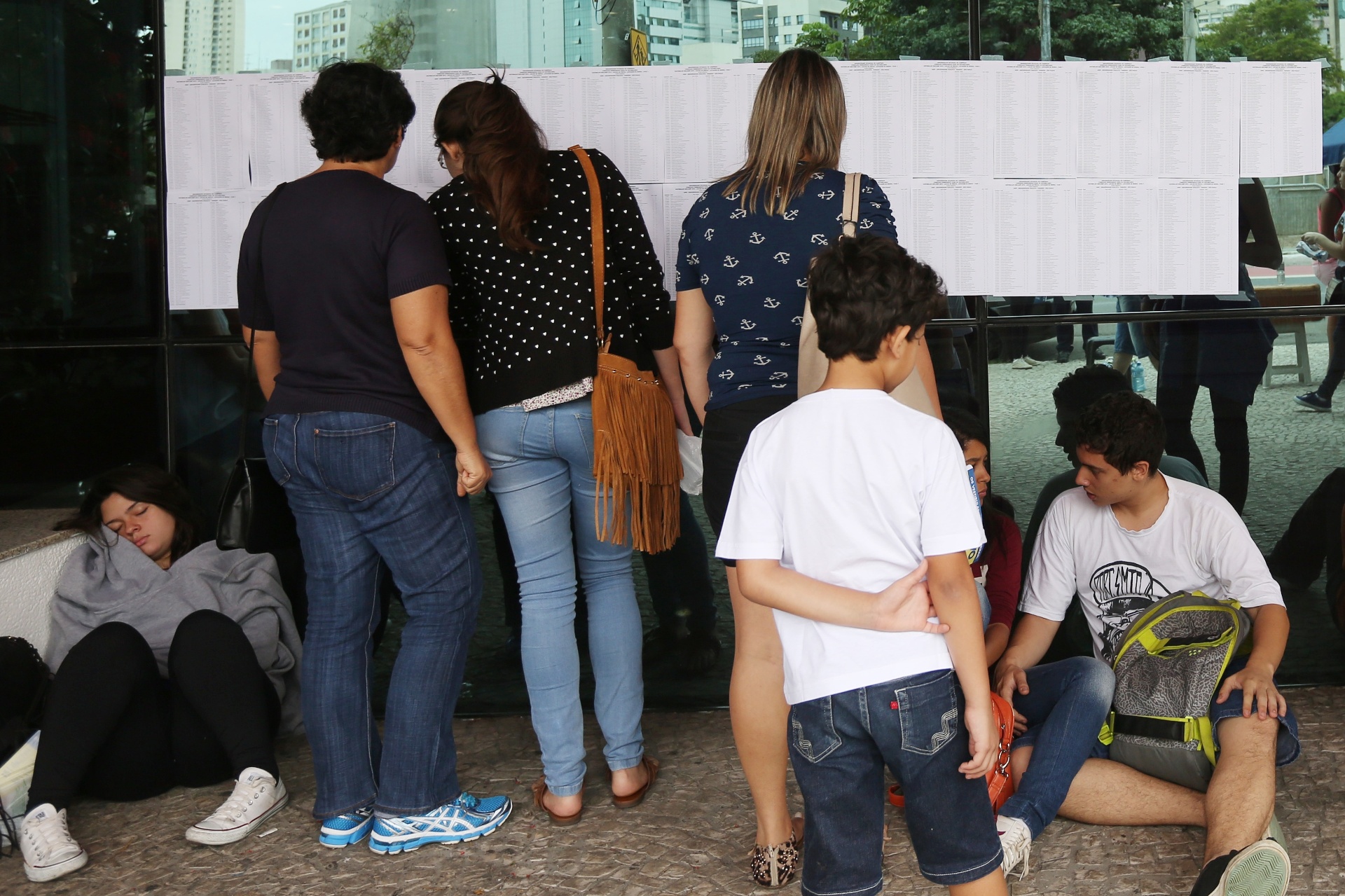 23.nov.2014 - Candidatos aguardam o início da primeira fase do vestibular 2015 da Unicamp (Universidade Estadual de Campinas) em local de prova na capital paulista. O exame terá 90 questões de múltipla escolha e será realizado das 13h às 18h - Ricardo Matsukawa/UOL