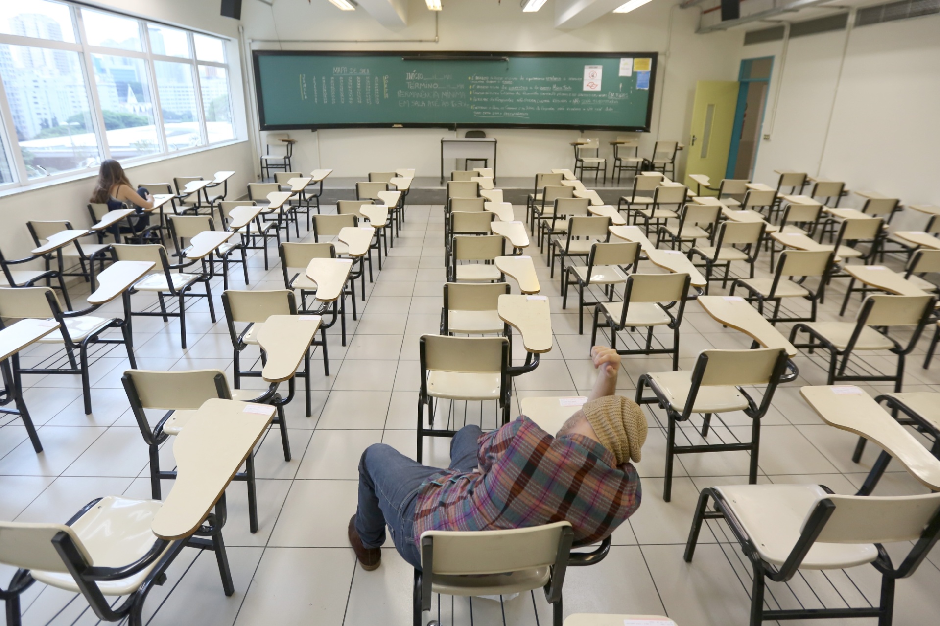 23.nov.2014 - Candidatos aguardam o início da primeira fase do vestibular 2015 da Unicamp (Universidade Estadual de Campinas) em local de prova na capital paulista. O exame terá 90 questões de múltipla escolha e será realizado das 13h às 18h - Ricardo Matsukawa/UOL