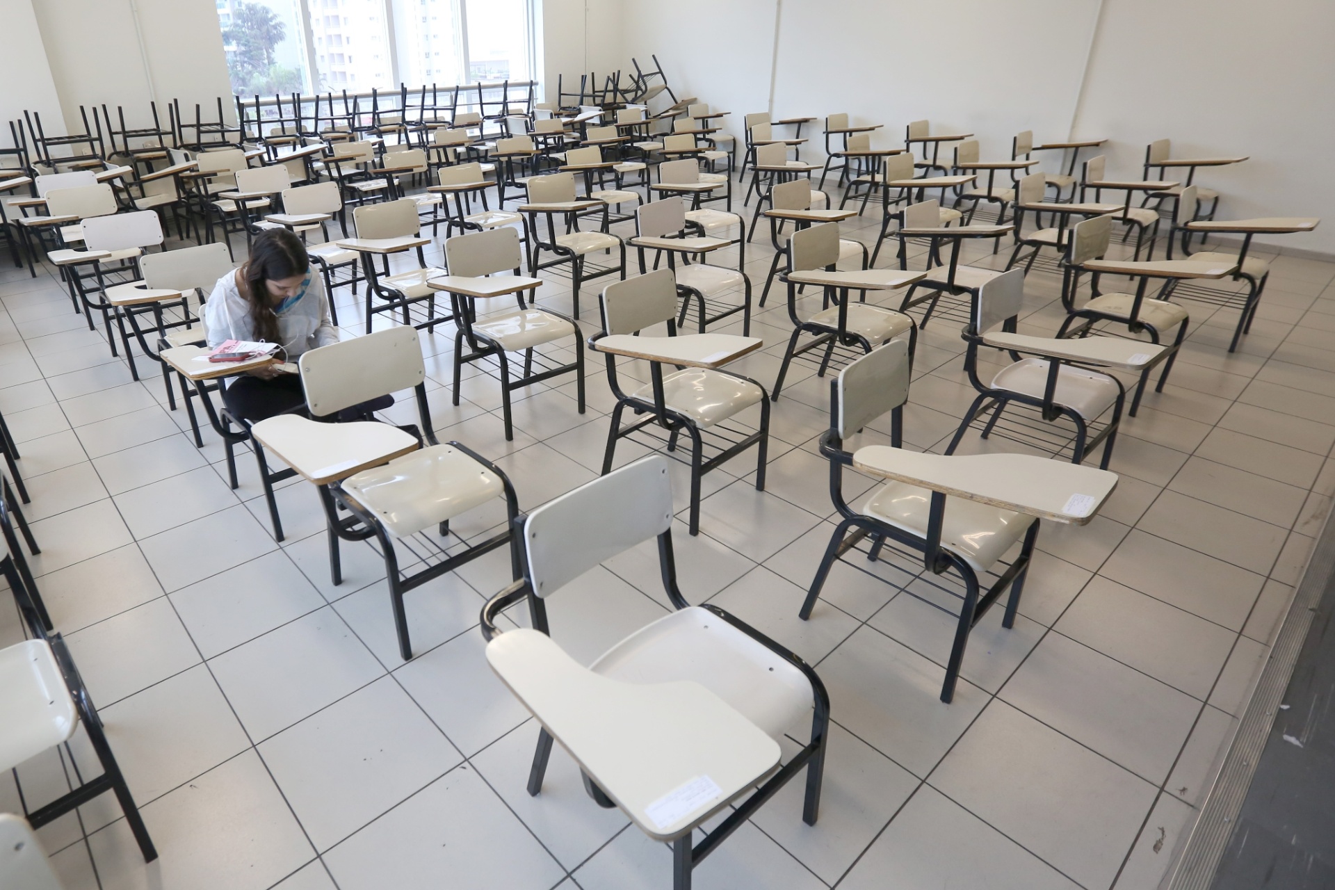 23.nov.2014 - Candidatos aguardam o início da primeira fase do vestibular 2015 da Unicamp (Universidade Estadual de Campinas) em local de prova na capital paulista. O exame terá 90 questões de múltipla escolha e será realizado das 13h às 18h - Ricardo Matsukawa/UOL