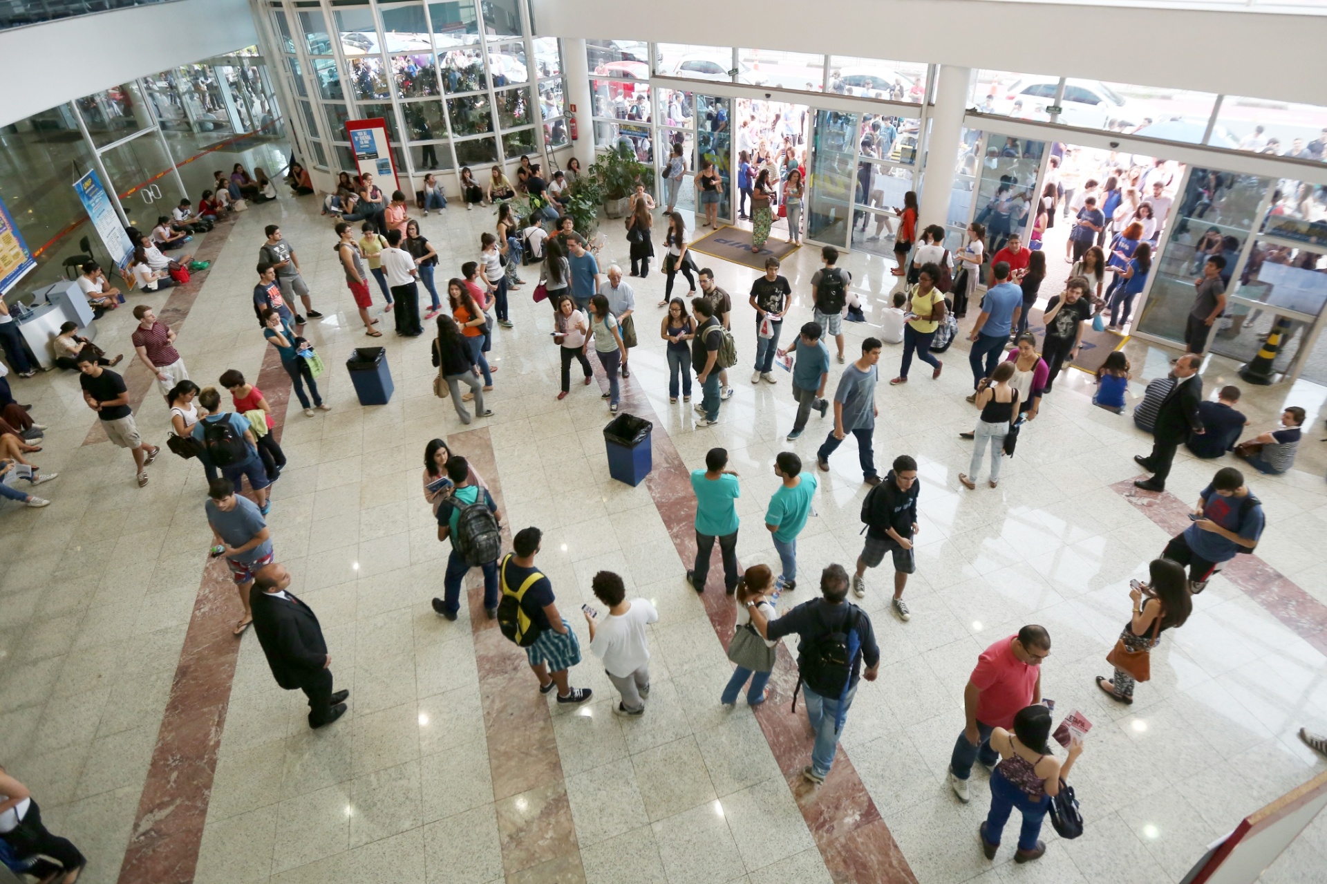 23.nov.2014 - Candidatos aguardam o início da primeira fase do vestibular 2015 da Unicamp (Universidade Estadual de Campinas) em local de prova na capital paulista. O exame terá 90 questões de múltipla escolha e será realizado das 13h às 18h - Ricardo Matsukawa/UOL