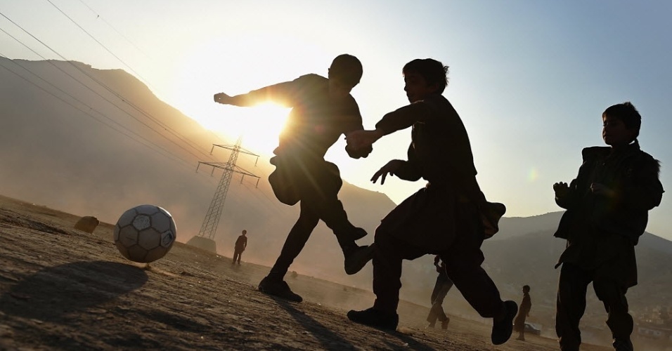 23.nov.2014 - Crianças afegãs jogam futebol em um campo, neste domingo (23), em Cabul. O futebol é um dos esportes mais populares no Afeganistão