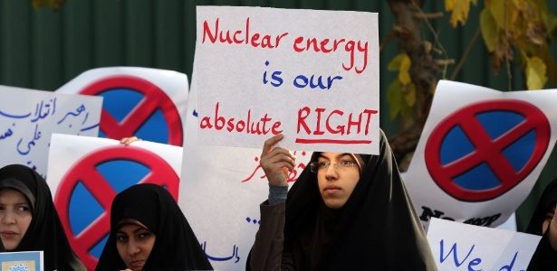 23.nov.2014 - Estudante iraniana carrega cartaz com os dizeres "Energia nuclear é nosso direito absoluto" durante protesto em Teerã - Atta Kenare/AFP