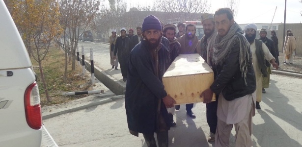 Homens carregam o caixão de uma vítima de um atentado suicida - Ahmadullah Ahmadi/AFP 