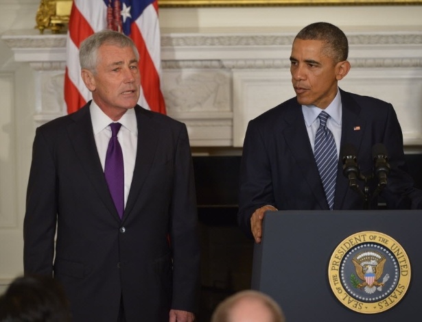 O presidente dos Estados Unidos, Barack Obama, anunciou nesta segunda-feira (24) a renúncia de Chuck Hagel (à esq.) do Ministério da Defesa - Mandel Ngan/AFP