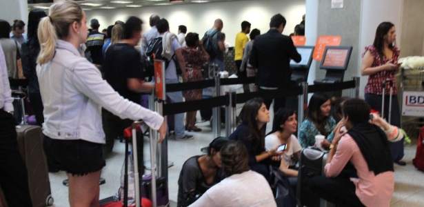 Passageiros esperam para viajar no aeroporto Santos Dumont - José Lucena/Futura Press/Estadão Conteúdo   