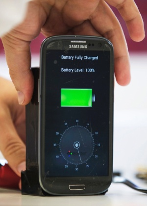 Funcionário da StoreDot desconecta acessório de smartphone com bateria recém carregada. A empresa desenvolveu uma técnica que permite carregar um aparelho em 30 segundos usando nanotecnologia - Finbarr O"Reilly/Reuters