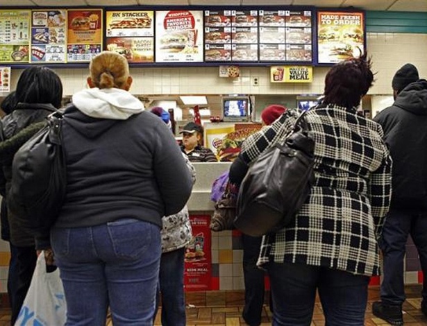 Americanos fazem fila diante de lanchonete especializada em fast food em Nova York, nos EUA. A obesidade é uma das maiores preocupações da saúde pública americana - Finbarr O"Reilly/Reuters