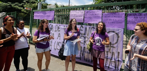 25.nov.2014 - Estudantes integrantes da Frente Feminista protestam em frente ao prédio da FMUSP após alunas relatarem estupros em festas do curso - Gabriela Biló/Estadão Conteúdo