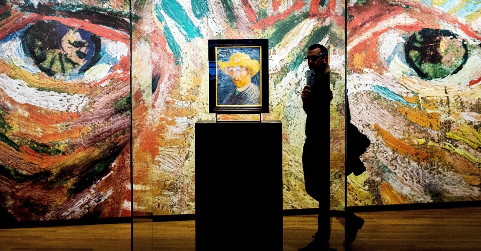 25.nov.2014 - Visitante passou pelo "Auto-Retrato com chapéu de palha" do artista Vincent van Gogh nesta terça-feira (25) , no museu Van Gogh em Amsterdã, na Holanda