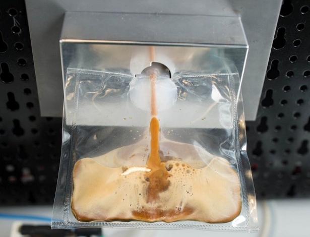 No espaço, o café sai da máquina para um saquinho e é bebido com canudo - Divulgação