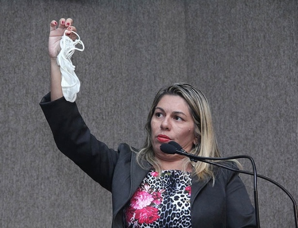 A vereadora Lucimara Passos (PCdoB) durante discurso na Câmara de Aracaju em que tirou uma calcinha do bolso e mostrou aos colegas - Acrisio Siqueira/Divulgação/Câmara dos Vereadores de Aracaju 