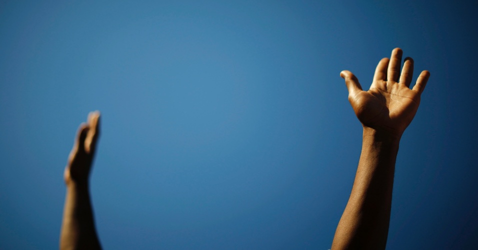 26.nov.2014 - Manifestante levantou os braços em Los Angeles, na Califórnia, durante uma passeata nesta terça-feira (25) em protesto pela decisão do grande júri de não indiciar o policial branco que matou o jovem negro Michael Brown em Ferguson, Missouri, nos Estados Unidos