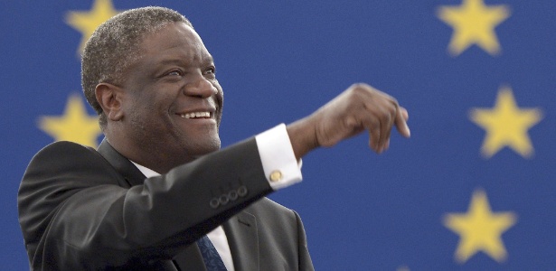 O médico congolês Denis Mukwege, especializado no tratamento de vítimas de estupro e violência sexual, recebe o prestigioso prêmio de direitos humanos Sakharov, concedido pelo Parlamento Europeu em Estrasburgo (França)