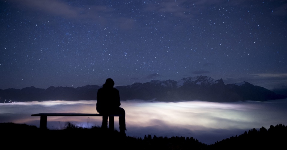 26.nov.2014 - Um homem observou as nuvens que cobrem o Vale do Reno em Wartau, na Suíça, nesta quarta-feira (26)