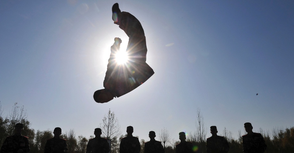 26.nov.2014 - Um policial militar fez apresentação de artes marciais nesta quarta-feira (26) em uma base de treinamento em Yinchuan, na China