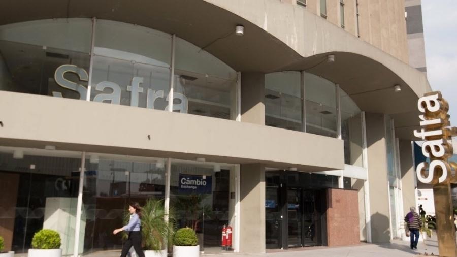 Oitavo maior banco no Brasil, com patrimônio de US$ 3,3 bilhões (R$ 8,35 bilhões), o Safra é especializado em "private banking", ou gestão de fortunas. O Grupo Safra administra mais de US$ 200 bilhões (R$ 506,30 bilhões) e é comandado pelo banqueiro Joseph Safra