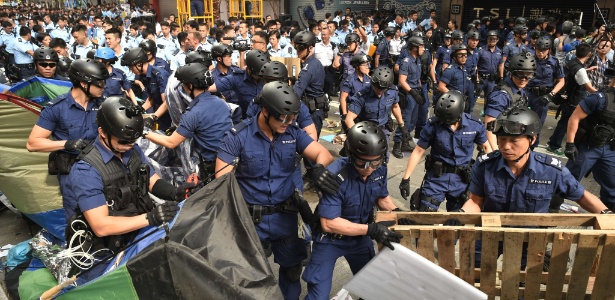 Policiais liberam rua em um dos locais de maior concentração de manifestantes, no distrito de Mong kok - Philippe Lopez/AFP