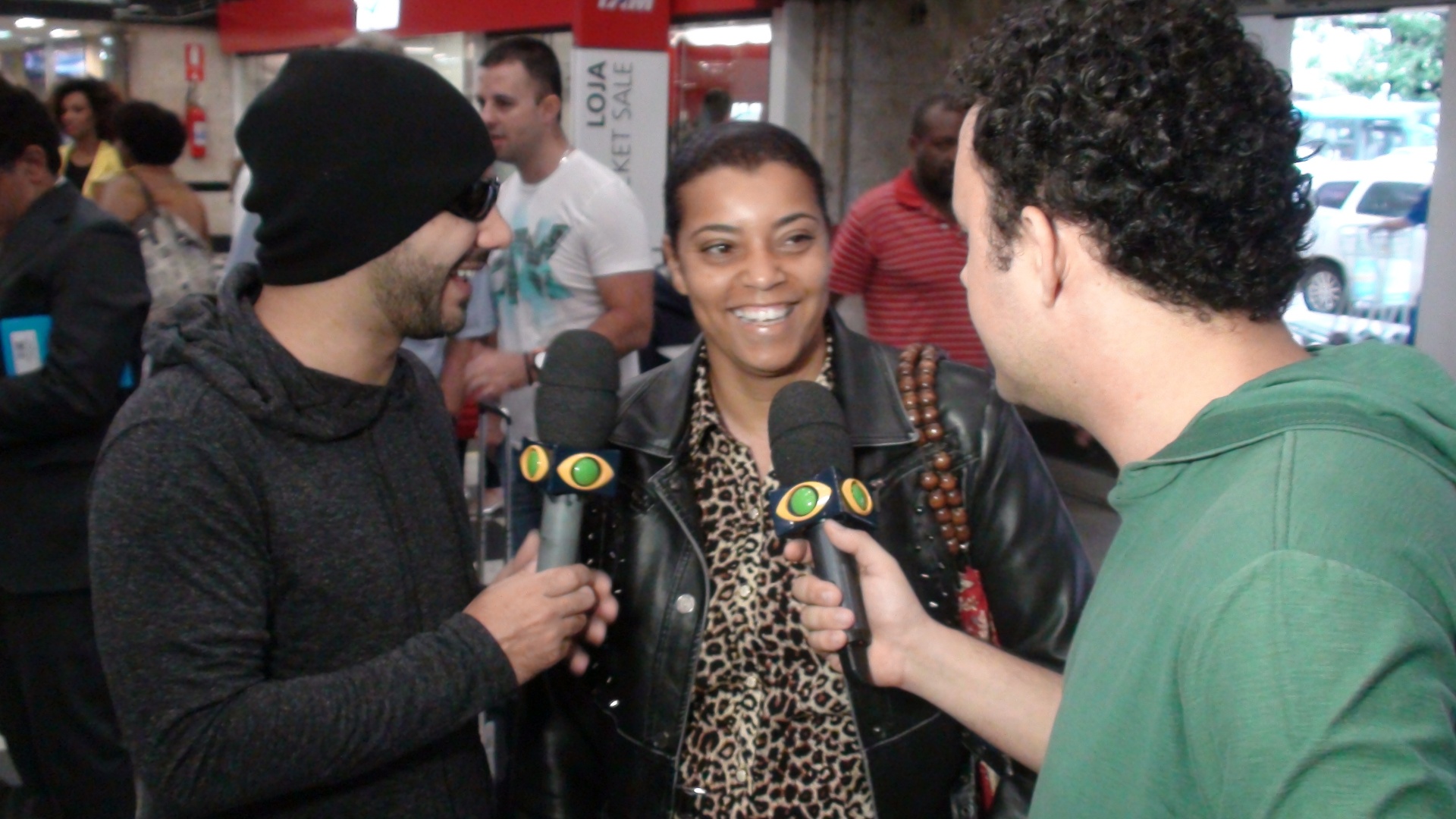 Repórteres do programa "Pânico na Band" entrevistam passageira no saguão de Congonhas antes do embarque no voo da TAM que teve queda prevista por vidente - Rodrigo Bertolotto/UOL