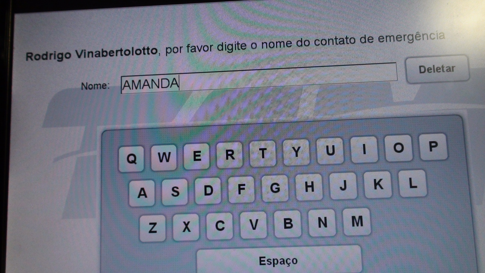 Rodrigo Bertolotto, repórter do UOL, preenche o campo de contato em caso de emergência na hora do check-in em voo com premonição de tragédia. "Será que desta vez vão ligar para minha mulher?" - Rodrigo Bertolotto/UOL