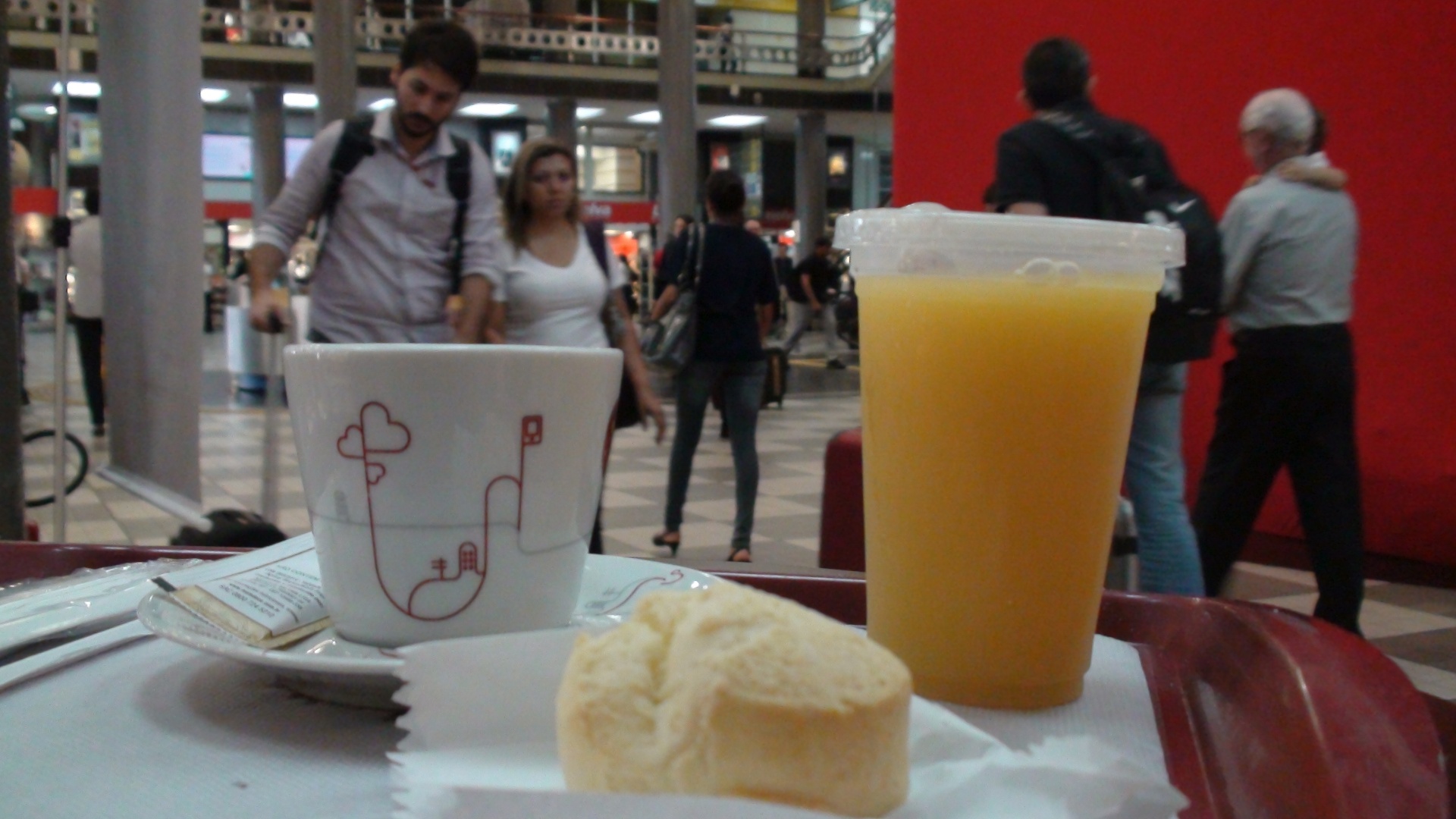 Será a última refeição de um condenado à morte? É o café com leite, pão de queijo e suco de laranja no saguão de Congonhas antes de embarcar no voo da morte - Rodrigo Bertolotto/UOL