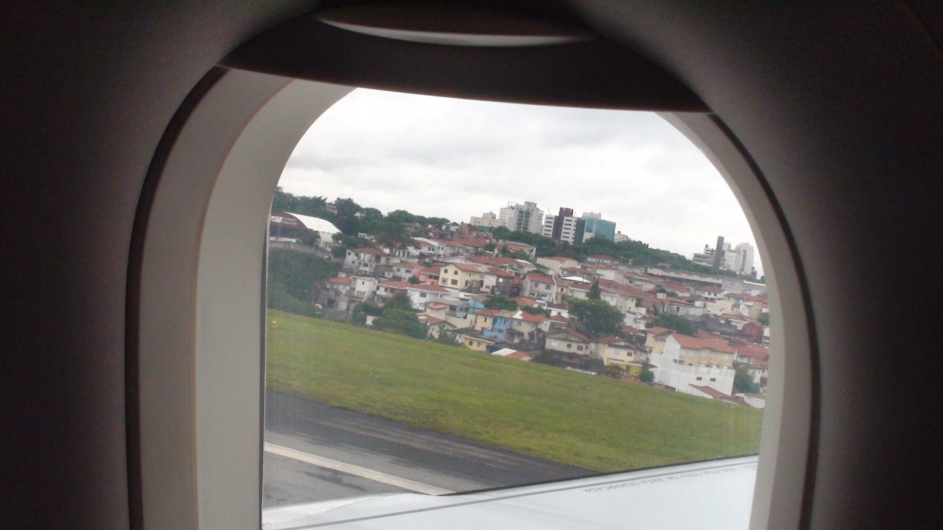 Visão de bairro na cabeceira da pista do aeroporto de Congonhas: é a última visão em terra firme antes da decolagem do "voo da morte?" - Rodrigo Bertolotto/UOL