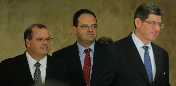 Alexandre Tombini (esq.), presidente do BC; Nelson Barbosa (ao centro), novo ministro do Planejamento; e Joaquim Levy, futuro ministro da Fazenda - Pedro Ladeira/Folhapress
