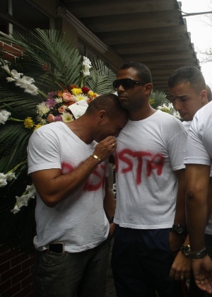 Policiais com camisetas brancas e mensagens de "basta" prestaram homenagem a PM morto no dia 25 - Severino Silva/Agência O Dia/Estadão Conteúdo
