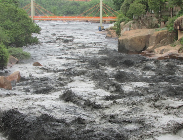 Rio Tietê poluído na altura da cidade de Salto (SP) - Edemilson Santos/Jornal Estância