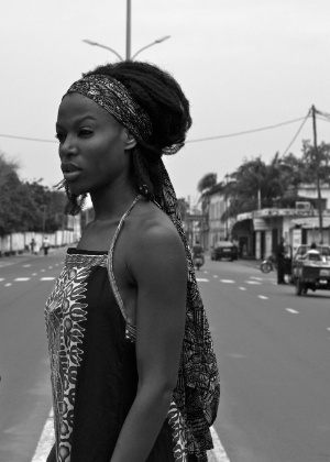Taiye Selasi é escritora, fotógrafa e viajante, e seu livro de estreia em 2013 foi "Ghana Must Go" - The New York Times