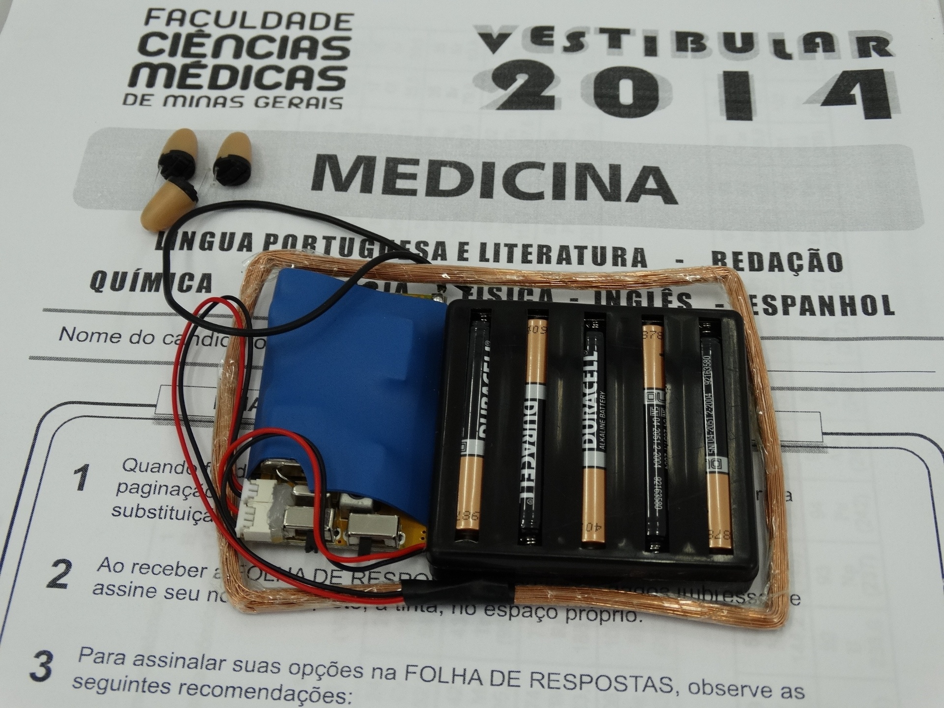 Equipamento eletrônico apreendido com candidato que se beneficiaria de esquema fraudulento contra vestibulares de medicina e o Enem - André Lana/MPE/Divulgação