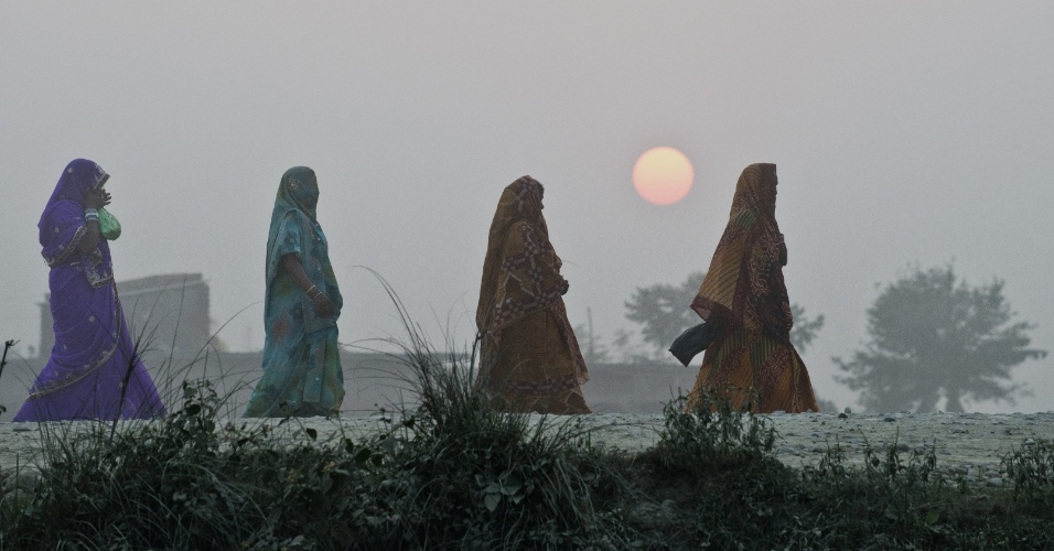 28.nov.2014 - 28.nov.2014 - Mulheres hindus caminham em uma estrada rural ao pôr do sol, na aldeia de Bariyapur, no Nepal