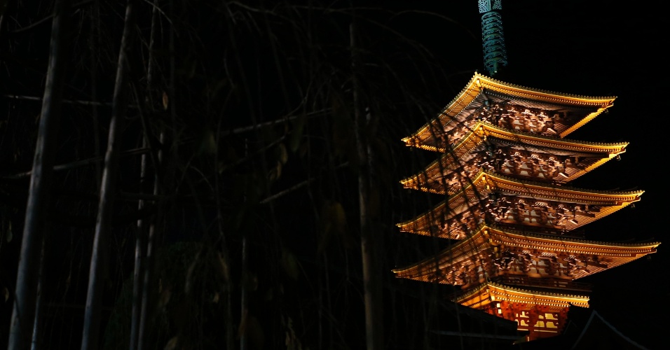 28.nov.2014 - Um "pagode" de cinco andares é iluminado por dentro do Sensoji, templo budista de Asakusa Kannon, no distrito de Asakusa, em Tóquio, no Japão