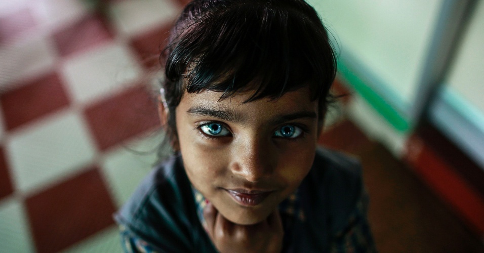 28.nov.2014 - Uma menina que sofre de distúrbios de audição e de fala posa para fotos em um centro de reabilitação para crianças que nasceram com deficiências físicas e mentais, em Bhopal, na Índia