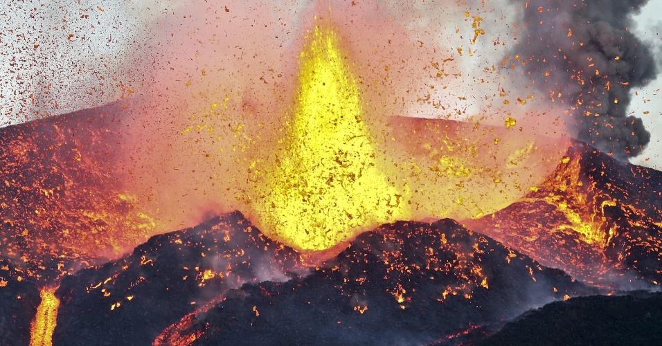 28.nov.2014 - Vulcão expele lava e nuvens de fumaça cinco dias após o começo da erupção na ilha do Fogo, em Cabo Verde