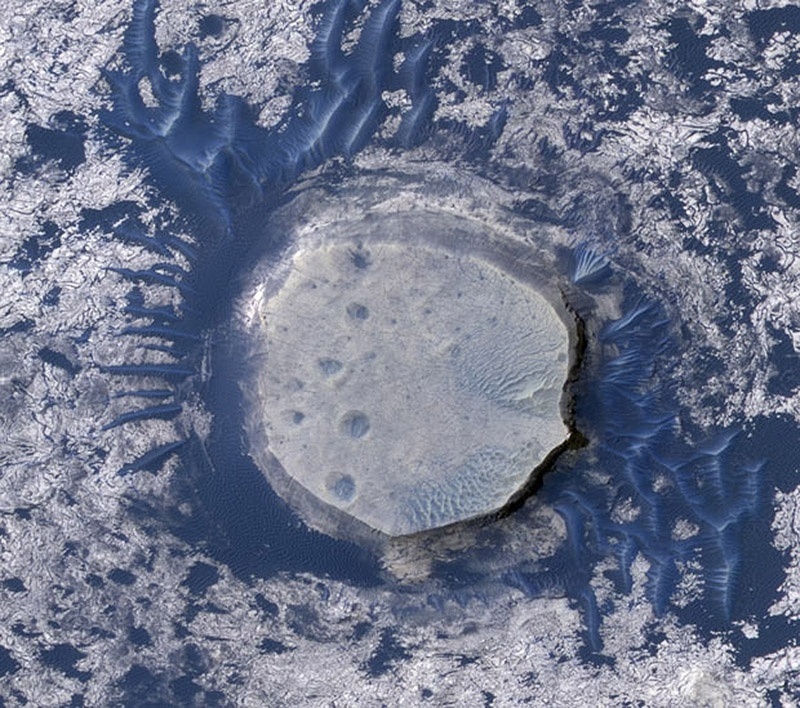 4.mar.2010 - Nesta imagem captada pela sonda Mars Reconnaissance Orbiter (MRO), da Nasa, feita em março de 2010, é possível ver uma cratera invertida na região de Arabia Terra, em Marte