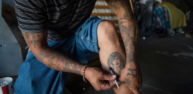 Um dos moradores de El Bordo se injeta com heroína na cidade de Tijuana: os habitantes do local foram deportados dos Estados Unidos, e esperam por uma chance para atravessar a fronteira novamente