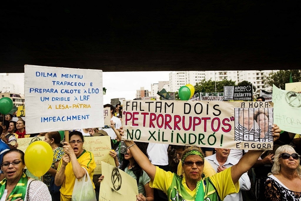 29.nov.2014 - Manifestantes erguem cartazes pedindo a saída da presidente Dilma Rousseff no vão livre do Masp, na Avenida Paulista, neste sábado. O protesto em São Paulo também contou com a participação do cantor Lobão - Eduardo Knapp/Folhapress