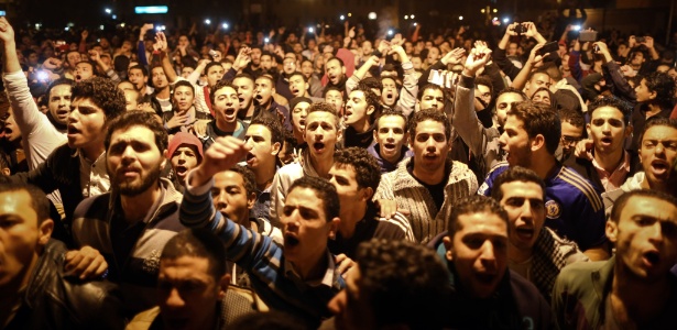 Manifestantes ocupam a praça Abdel Moneim Riad, em Cairo, no Egito, para protestar contra a absolvição do ex-ditador Hosni Mubarak por cumplicidade na morte de centenas de manifestantes