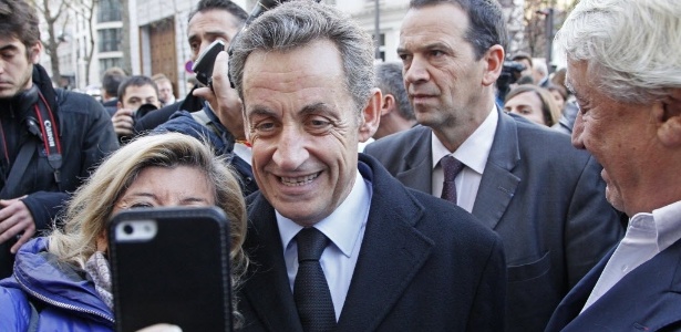 29.nov.2014 - Nicolas Sarkozy é abordado para uma "selfie" ao deixar a sede do UMP (União por um Movimento Popular), o partido conservador da França - Matthieu Alexandre/AFP