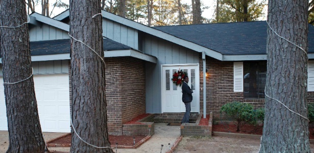 Casa onde um menino de 13 anos era mantido escondido atrás de uma parede falsa em Jonesboro, no Estado da Geórgia (EUA) - Reuters
