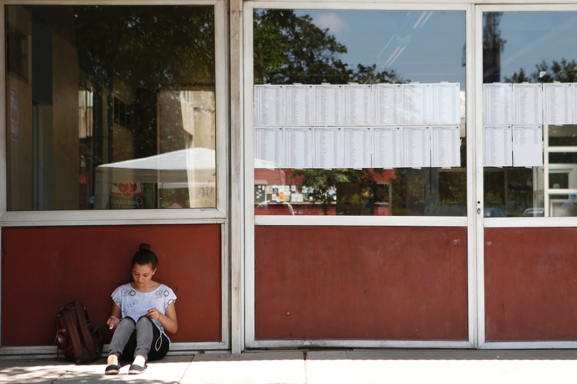 30.nov.2014 - Candidata aguarda a abertura de local de prova da primeira fase da Fuvest, que seleciona para a USP (Universidade de São Paulo) no prédio da Poli-Civil na Cidade Universitária, zona oeste de São Paulo - Junior Lago/UOL