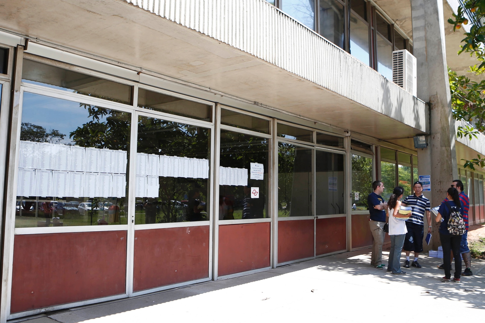 30.nov.2014 - Candidatos aguardam a abertura de local de prova da primeira fase da Fuvest, que seleciona para a USP (Universidade de São Paulo) no prédio da Poli-Civil na Cidade Universitária, zona oeste de São Paulo - Junior Lago/UOL