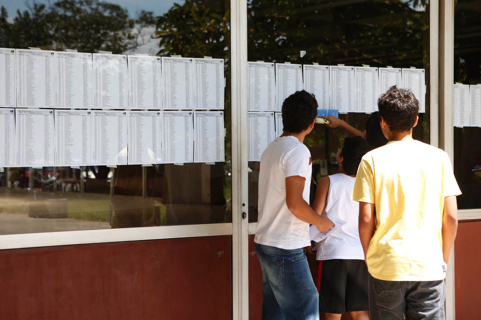 30.nov.2014 - Candidatos buscam localização da sala em que farão a prova da primeira fase da Fuvest, que seleciona para a USP (Universidade de São Paulo) no prédio da Poli-Civil na Cidade Universitária, zona oeste de São Paulo - Junior Lago/UOL