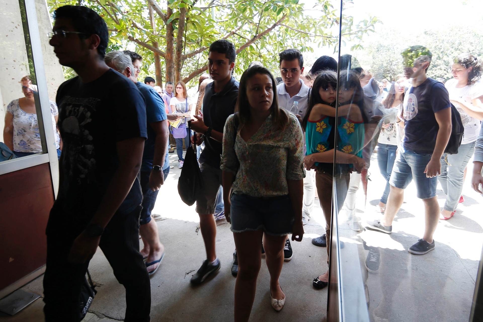 30.nov.2014 - Candidatos entram em local de prova da primeira fase da Fuvest, que seleciona para a USP (Universidade de São Paulo), no prédio da Poli-Civil na Cidade Universitária, zona oeste de São Paulo - Junior Lago/UOL