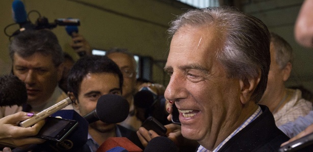 Pesquisa boca de urna indica que o candidato governista Tabaré Vázquez, 74, venceu o segundo turno das eleições uruguaias - Pablo Bielli/AFP