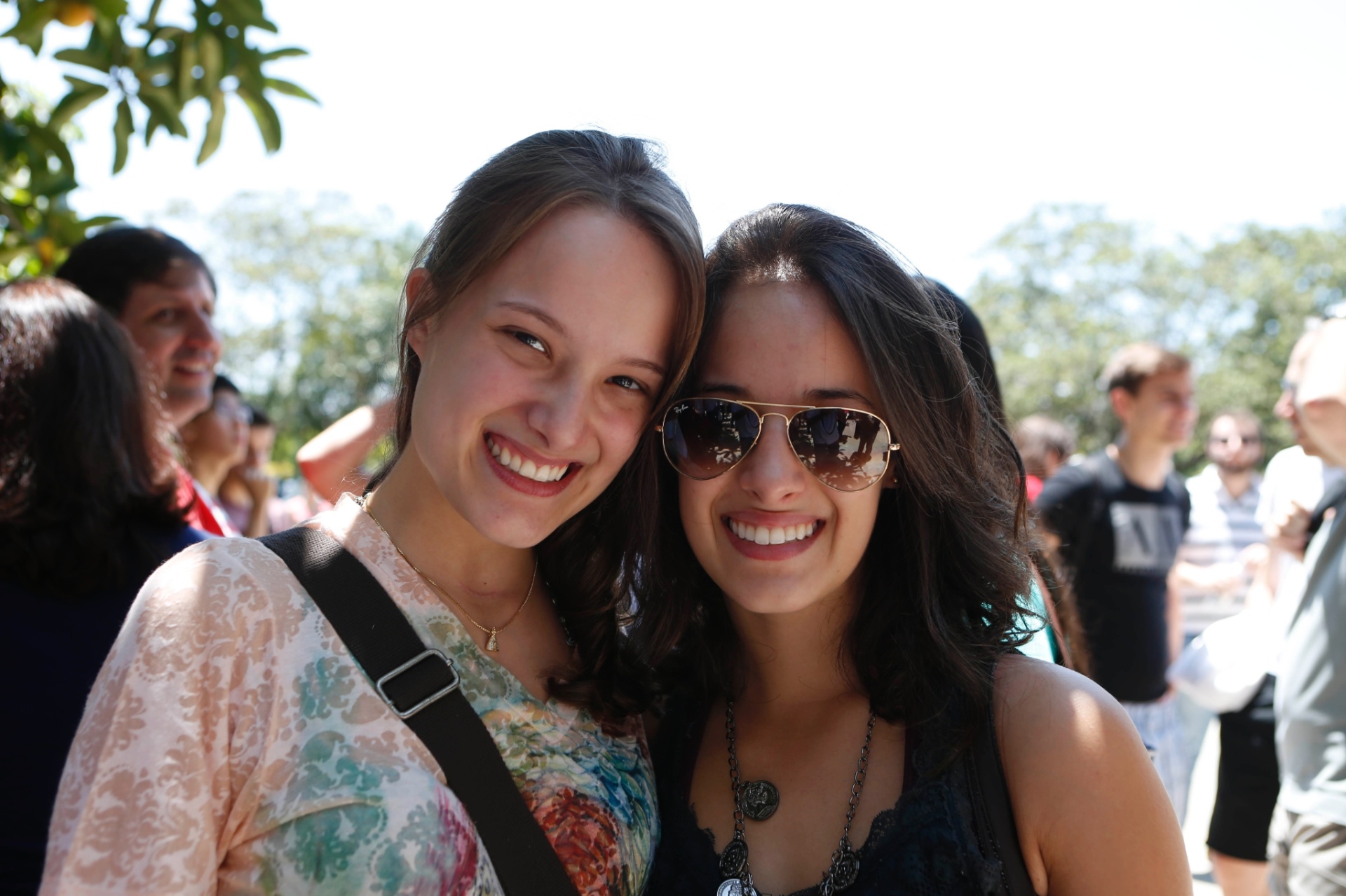 Letícia, 22, e Larissa, 19, são duas das estudantes que irão fazer neste domingo (30) a primeira fase da Fuvest na unidade da Escola Politécnica de engenharia civil, no campus da USP (Universidade de São Paulo). Mas as coincidências não param por aí: elas são irmãs, estudaram juntas no mesmo cursinho e pretendem, agora, ingressar no mesmo curso, administração. - Junior Lago/UOL