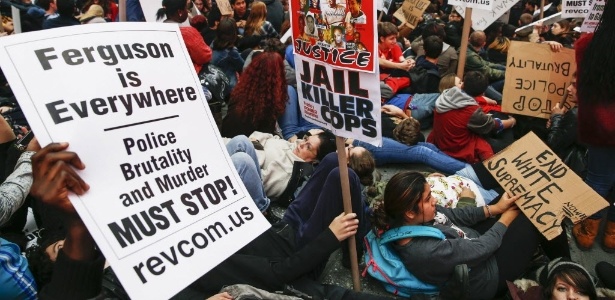 Manifestantes protestam na Times Square, em Nova York, contra a decisão de um júri de inocentar um policial branco que matou com 12 tiros o jovem negro Michael Brown, em Ferguson, no Michigan. A decisão de não indiciar o policial motivou protestos que começaram em Ferguson e se estenderam por 170 cidades em 37 Estados americanos - Shannon Stapleton/Reuters