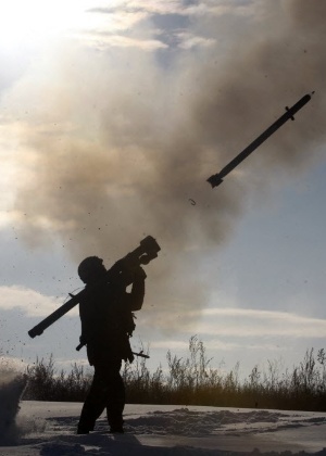 1º.dez.2014 - Soldado ucraniano dispara míssil com um sistema de defesa aérea portátil durante exercícios perto da cidade de Shchastya, norte de Lugansk - Anatolii Stepanov / AFP